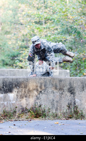 U.S. Soldiers with Charlie Company, 741st Military Intelligence Battalion, 704th Military Intelligence Brigade, compete in an o Stock Photo