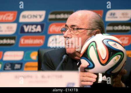 Sao Paulo, Brazil. 5th June, 2014. FIFA's president Joseph Blatter holds the FIFA World Cup official soccer ball during a press conference following a meeting of the FIFA Organising Committee for the World Cup 2014 in Sao Paulo, Brazil, on June 5, 2014. Sao Paulo will host the opening match of the World Cup on June 12. © Rahel Patrasso/Xinhua/Alamy Live News Stock Photo