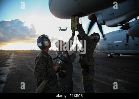 U.S. Marines with Marine Wing Support Squadron (MWSS) 172, attached to the 3rd Marine Expeditionary Brigade, refuel a KC-130J S Stock Photo