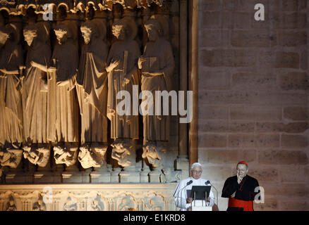 Allocution  du Pape Beno”t XVI aux Jeunes sur l'esplanade de la CathŽdrale Notre-dame de Paris. Stock Photo