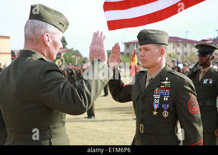 U.S. Marine Corps Lt. Gen. John Toolan, left, the commanding general of I Marine Expeditionary Force, oversees the re-enlistmen Stock Photo