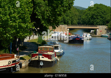 France, Languedoc-Roussillon, Aude (11), Homps river harbourg, Canal du Midi, barge hotel Alegria Stock Photo