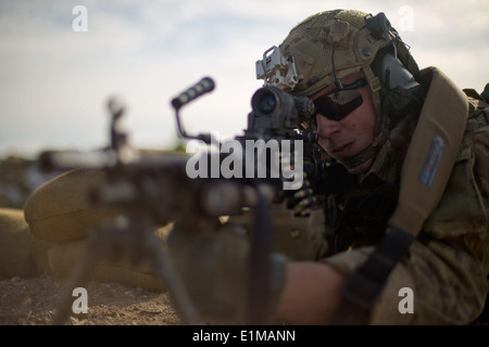 A U.S. Army Ranger assigned to Bravo Company, 2nd Battalion, 75th Ranger Regiment looks down the sights of an M240B machine gun Stock Photo