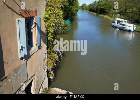 France, Languedoc-Roussillon, Aude (11), Pigasse bridge, navigation on the Canal du Midi Stock Photo