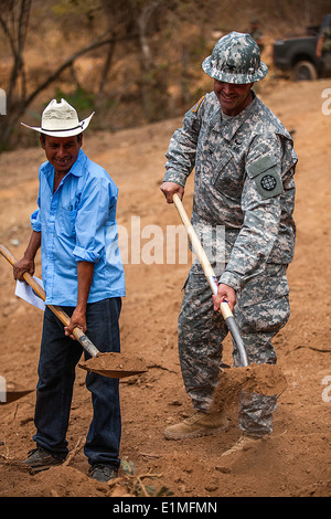 U.S. Army Col. John Findley, right, with the 35th Engineer Brigade, Missouri Army National Guard and the commander of Task Forc Stock Photo