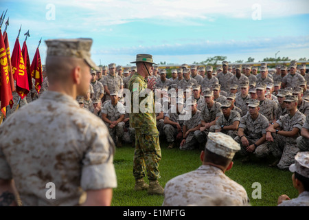 U.S. Marines with Marine Rotational Force-Darwin listen as Australian Army Brigadier John Frewen, center, the commanding genera Stock Photo