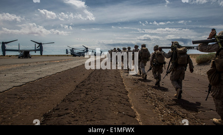 U.S. Marines with the 3rd Battalion, 6th Marine Regiment, 2nd Marine Division board MV-22 Osprey tiltrotor aircraft at Auxiliar Stock Photo