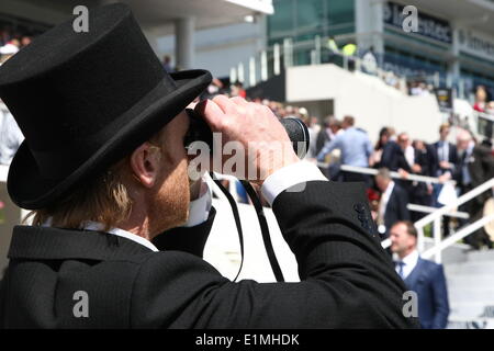 Epsom Downs, Surrey, UK. 06th June, 2014. Punter check odds at The Oaks, Epsom Downs Credit:  Motofoto/Alamy Live News Stock Photo