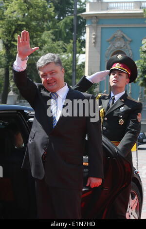 Kiev. 7th June, 2014. Petro Poroshenko (L) arrives for the inauguration ceremony at the Ukrainian parliament building in Kiev, Ukraine, June 7, 2014. Petro Poroshenko was sworn in on Saturday as the fifth Ukrainian president at an inauguration ceremony in Kiev. Credit:  Xinhua/Alamy Live News Stock Photo
