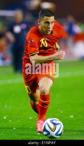 Brussels, Belgium. 7th June, 2014. Belgium's Eden Hazard controls the ball during a friendly soccer match against Tunisia in Brussels, on June 7, 2014. Belgium won 1-0. Credit:  Gong Bing/Xinhua/Alamy Live News Stock Photo