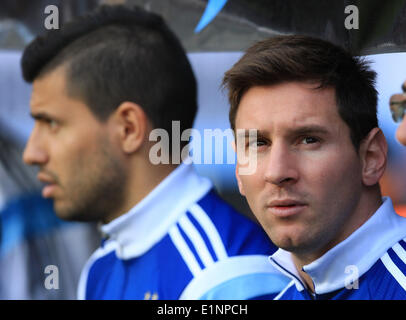 La Plata, Argentina. 7th June, 2014. Argentina's Lionel Messi (R) watches on the bench during the friendly match against Slovenia prior to the FIFA World Cup at Ciudad de La Plata Stadium, in La Plata, Argentina, on June 7, 2014. Credit:  Victor Carreira/TELAM/Xinhua/Alamy Live News Stock Photo