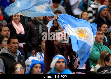 La Plata, Argentina. 7th June, 2014. Argentina's fans cheer for the team during the friendly match against Slovenia prior to the FIFA World Cup at Ciudad de La Plata Stadium, in La Plata, Argentina, on June 7, 2014. Credit:  Victor Carreira/TELAM/Xinhua/Alamy Live News Stock Photo