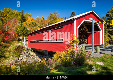 A red covered bridge, de Saint Mathieu with fall foliage color near Shawinigan, Quebec, Canada. Stock Photo