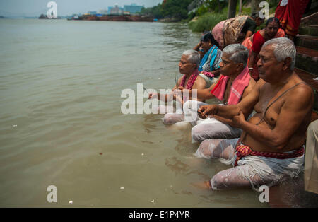 Calcutta. 8th June, 2014. Indian Hindu devotees perform rituals during Ganga Dussehra festival in Calcutta, capital of eastern Indian state West Bengal on June 8, 2014. People worship the holy River Ganga venerated by the Hindus as a goddess during this festival. © Tumpa Mondal/Xinhua/Alamy Live News Stock Photo