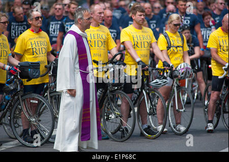 The Cenotaph, Whitehall, London UK. 8th June 2014. Over 1000 fundraising cyclists pause at The Cenotaph for a brief service and wreath laying before completing the ride into Horse Guards Parade in hot summer sun. Credit:  Malcolm Park editorial/Alamy Live News Stock Photo