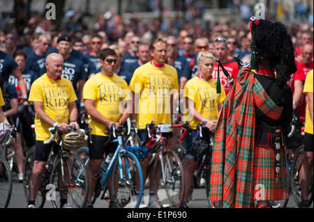 The Cenotaph, Whitehall, London UK. 8th June 2014. Over 1000 fundraising cyclists pause at The Cenotaph for a brief service and wreath laying before completing the ride into Horse Guards Parade in hot summer sun. Credit:  Malcolm Park editorial/Alamy Live News Stock Photo