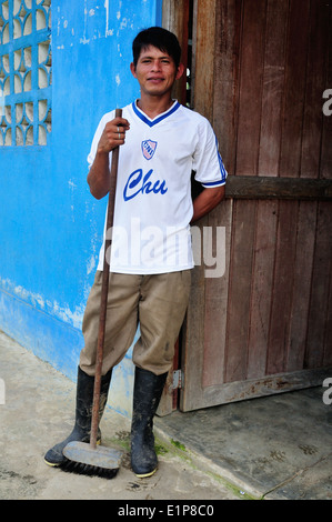 Sweeper - Traditional house in Industria - PANGUANA . Department of Loreto .PERU Stock Photo