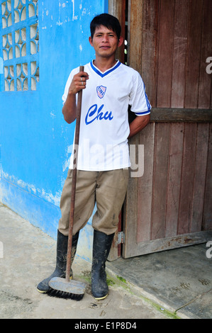 Sweeper - Traditional house in Industria - PANGUANA . Department of Loreto .PERU Stock Photo