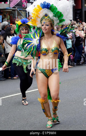 Glasgow, Scotland, UK, Sunday, 8th June, 2014. A dancer with The Edinburgh Samba School on Byres Road during the Glasgow West End Festival Mardi Gras Parade Stock Photo