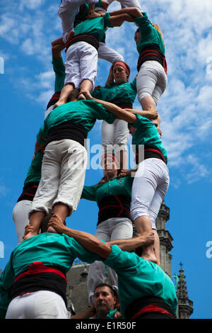Brussels, Belgium. 8th June, 2014. Castellers de Vilafranca building a Castell, or traditional human tower, in the Grand Place, Brussels, on June 8 2014 as part of a day or actions across Europe calling for Catalan independence from Spain. A referendum on the issue is being called for on November 9 2014, but is being blocked by the Spanish government. Similar castell events were helping in Berlin, Geneva, Lisbon, London, Paris, Rome and Barcelona. Credit:  deadlyphoto.com/Alamy Live News Stock Photo
