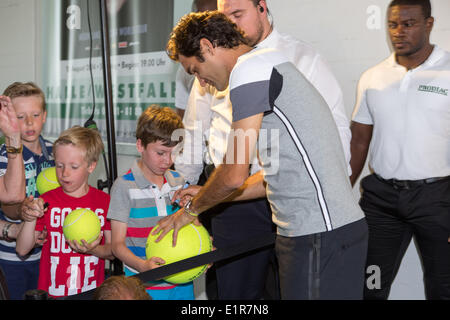 Westfalen, Germany. 09th June, 2014. Tennis player Roger Federer from Switzerland gets his 6th star on the walk of fame in front of the Gerry-Weber-Stadion, Halle / Westfalen, Germany on 09.06.2014. He received it for winning his 6th title in Halle in 2013. Photo: Bernd Buelhoff / Bernd Buelhoff / International-Sport-Photos Credit:  Janine Lang/Alamy Live News Stock Photo