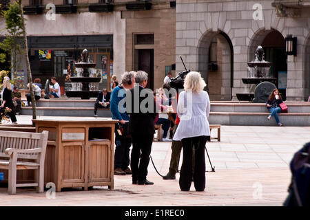 Dundee, Scotland, UK. 9th May, 2014. Vote Yes: Scottish Television Presenter Gavin Esler with BBC News and camera crew Live in Dundee reporting on the Historical Scottish Referendum for Independence which will be held in 100 days time on September 18th 2014. Credit:  Dundee Photographics / Alamy Live News Stock Photo