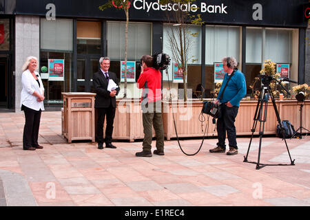 Dundee, Scotland, UK. 9th May, 2014. Vote Yes: Scottish Television Presenter Gavin Esler with BBC News and camera crew Live in Dundee reporting on the Historical Scottish Referendum for Independence which will be held in 100 days time on September 18th 2014. Credit:  Dundee Photographics / Alamy Live News Stock Photo