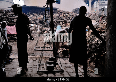 Men selling wood for Hindu cremation at Manikarnika ghat in Varanasi, Uttar Pradesh, India Stock Photo