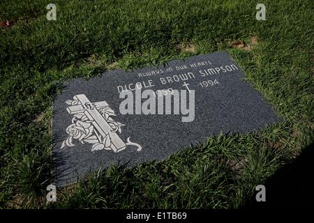 Lake Forest, California, USA. 09th June, 2014. Wilting flowers at the grave site of Nicole Brown Simpson at the Ascension Cemetery in Lake Forest, California, 20 years after her murder. At 12:10 a.m. on June 13, 1994, Nicole Brown Simpson and Ronald Goldman were found murdered outside Brown's Bundy Drive condo in the Brentwood area of Los Angeles. Suspicion quickly focused on her former husband, professional football player O. J. Simpson, who had beaten Nicole in the past and had no alibi. Credit:  ZUMA Press, Inc./Alamy Live News Stock Photo