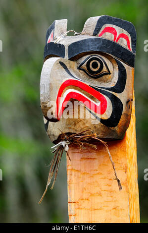 A weathered totem of an eagle head at a burial ground in Alert Bay on Cormorant Island near Vancouver Island, BC. Stock Photo