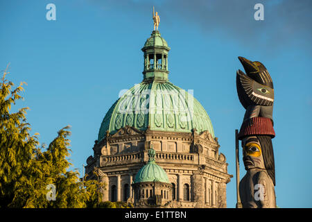 British Columbia Parliament Buildings dome and first nations totem pole, Victoria, British Columbia, Canada Stock Photo