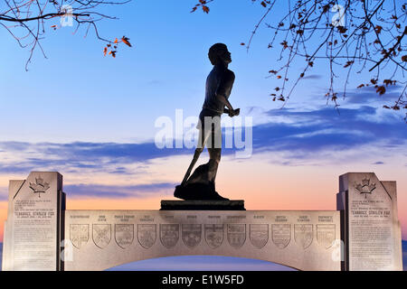 Terry Fox memorial statue at dawn, Thunder Bay, Ontario, Canada Stock Photo