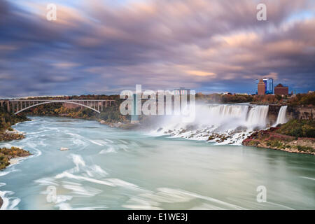 American Falls and Rainbow Bridge crossing the Niagara River, Niagara Falls, New York, USA Stock Photo