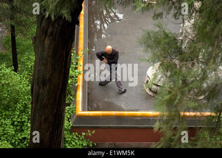 Elderly man doing tai chi exercises in Beihai Park, Beijing Stock Photo