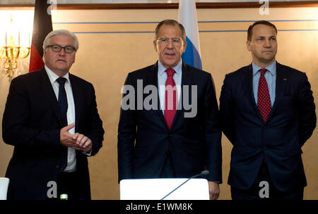 St. Petersburg, Russia. 10th June, 2014. Russian Foreign Minister Sergei Lavrov (centre) warned Ukraine Tuesday that it risked a catastrophe if it did not talk to separatists fighting in its east. He met in St Petersburg with his German and Polish counterparts, Frank-Walter Steinmeier (left) and Radoslaw Sikorski. © dpa picture alliance/Alamy Live News Stock Photo