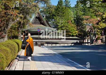 Buddhist monk of the Shingon sect walking along the main road of Koyasan, a 1,200-year-old religious site at the top of secluded Stock Photo