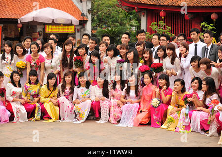 Vietnamese graduates wearing tradional dress (Ao Dai) at Temple of Literature, Hanoi, Vietnam Stock Photo