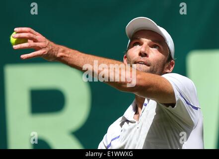 Croatian tennis player Ivo Karlovic in action during the match against Russian tennis player Michail Michailowitsch Juschny at the ATP tournament in Halle (Westphalia), Germany, 10 June 2014. Photo: OLIVER KRATO/dpa Stock Photo