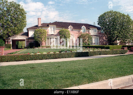 Jan. 30, 1999 - Beverly Hills, California, U.S. - Jack Benny's 2.5-acre Holmby Hills home across the street from Hugh Hefner's 'Playboy Mansion.' It is a 1927 Italian villa with a long, private driveway, a motorcourt for 30 cars, a chauffeur's quarters, a ballroom-size living room and rolling lawns. It was the last place the famous comedian lived. Benny died at the age of 80 in 1974. His wife of nearly 50 years, Mary Livingstone, lived there until she died at 77 in 1983. Then the house was sold in probate to a West Los Angeles businessman for about $3 million. (Credit Image: © Jonathan Alcorn/ Stock Photo