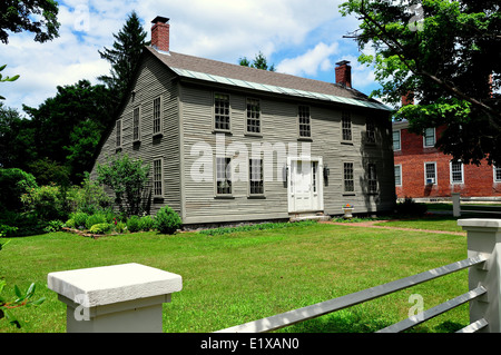 HANCOCK, NEW HAMPSHIRE: 18th century traditional New England saltbox home Stock Photo
