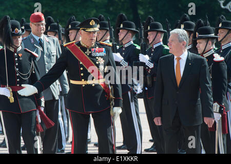 Oslo, Norway. 11th June, 2014. German President Joachim Gauck (R) is welcomed by King Harald V at the Palace in Oslo, Norway, 11 June 2014. Gauck is on a visit four-days visit to Norway. Photo: MAURIZIO GAMBARINI/dpa/Alamy Live News Stock Photo