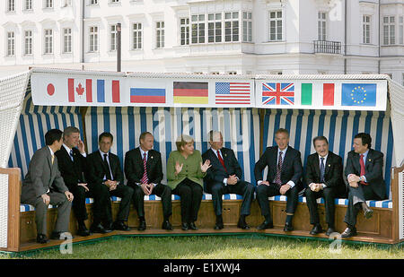 Family photo: (l-r) Minister president Shinzo Abe (Japan), prime minister Stephen Harper (Canada), president Nicolas Sarkozy (France), president Wladimir Putin (Russia), Chancellor Angela Merkel, US president George W. Bush, British prime minister Tony Blair, Italian prime minister Romano Prodi and EU commission president Jose Manuel Barroso, sit in front of the conference venue in Heiligendamm in a beach chair (07.06.2007). The G8 summit takes place in Heiligendamm from 06.-08. June 2007. Foto: Oliver Berg dpa    (c) dpa - Report    Stock Photo