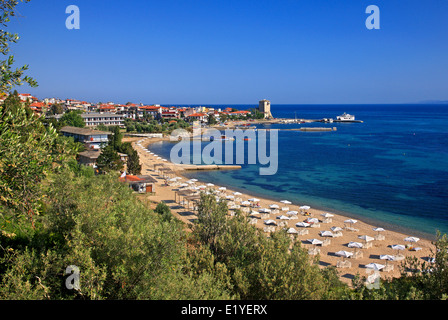 Ouranoupolis town with its beach and its 'trademark' the Prosphorios Tower, Halkidiki ('Chalkidiki), Macedonia, Greece. Stock Photo