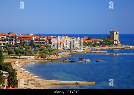 Ouranoupolis town with its beach and its 'trademark' the Prosphorios Tower, Halkidiki ('Chalkidiki), Macedonia, Greece. Stock Photo