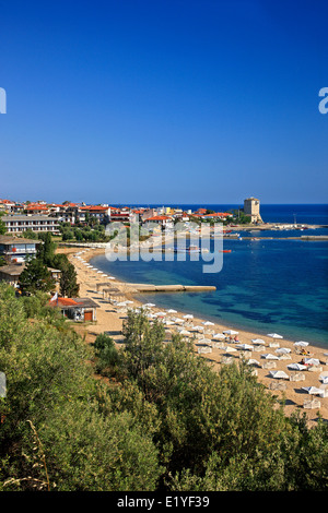 Ouranoupolis town with its beach and its 'trademark' the Prosphorios Tower, Halkidiki ('Chalkidiki), Macedonia, Greece. Stock Photo