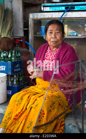 Kathmandu Nepal Nepali weaving woman posing and weaving threads for carpets in Nayapati, Eastern Kathmandu 42 Stock Photo