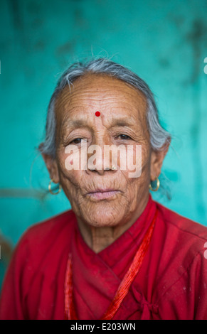 Nepal. Nepali weaving woman, posing and weaving threads for carpets. Nayapati, Eastern Kathmandu. 43 Stock Photo