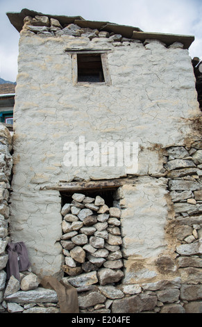 Nepal What is called an 'old-style' Sherpa house with its doorway filled with rocks in the village of Khumjung, Solukhumbu, Stock Photo