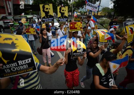 Makati, Philippines. 12th June, 2014. Demonstrators hold a protest a protest outside the Chinese consulate in Makati, Metro Manila, Philippines, June 12, 2014. Demonstrators marked Independence Day in the Philippines by holding a protest versus China's alleged bullying over a territorial dispute with the Philippines and Vietnam in the South China Sea.Photo: Ezra Acayan/NurPhoto Credit:  Ezra Acayan/NurPhoto/ZUMAPRESS.com/Alamy Live News Stock Photo