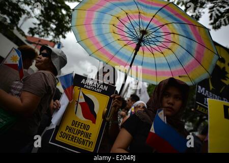 Makati, Philippines. 12th June, 2014. Demonstrators hold a protest outside the Chinese consulate in Makati, Metro Manila, Philippines, June 12, 2014. Demonstrators marked Independence Day in the Philippines by holding a protest versus China's alleged bullying over a territorial dispute with the Philippines and Vietnam in the South China Sea.Photo: Ezra Acayan/NurPhoto Credit:  Ezra Acayan/NurPhoto/ZUMAPRESS.com/Alamy Live News Stock Photo